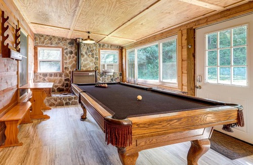 Palestine House | Cozy Cabin w/Pool Table & Fire Pit