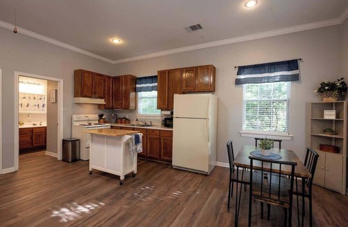 Waco Cottage | Cozy Cottage Summary: