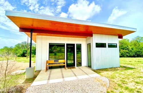 Dripping Springs Cabin | Cozy/Cute Tiny House close to wineries, wedding venues & outdoor fun