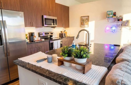 Las Colinas Apartment | Cozy Designer Suite Gym & Pool DART Access