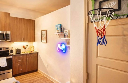 Las Colinas Apartment | Cozy Designer Suite Gym & Pool DART Access