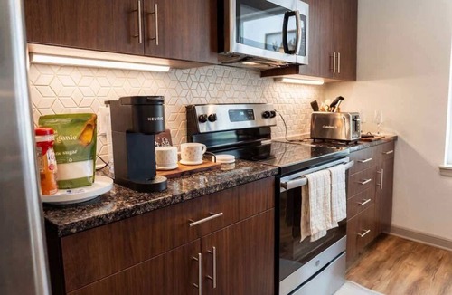 Las Colinas Apartment | Cozy Designer Suite Gym & Pool DART Access