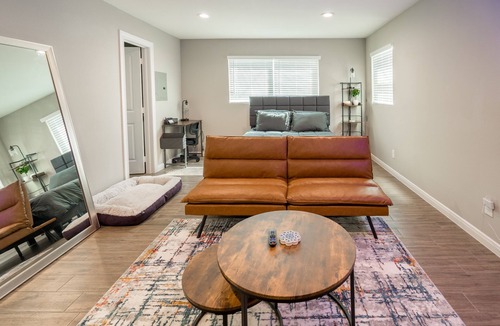Montrose Apartment | Cozy Downtown, Montrose Studio! Free parking !