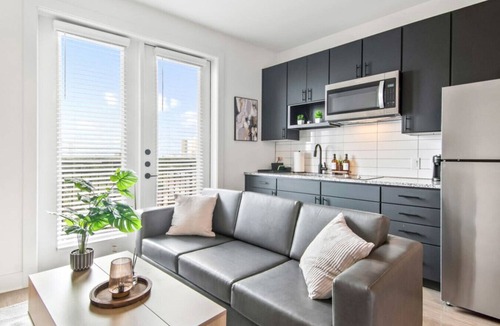 Neartown Condo | Cozy Downtown Suite | Rooftop Lounge, Pool & Gym
