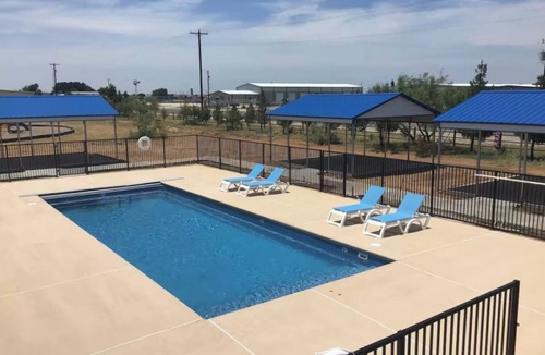 West Odessa Hotel | Cozy Efficiency in Odessa with Pool, Laundry, Fishing Pond and Gym