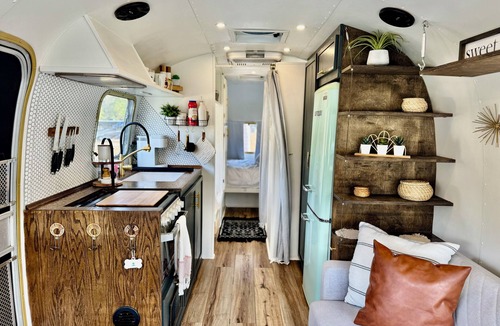 Willis RV Rental | Cozy Glamping in Willis, TX. Pet Friendly