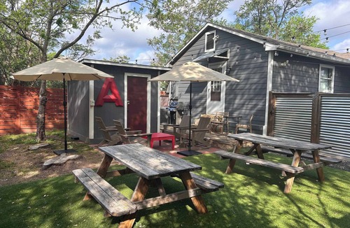 Chestnut House | Cozy house, big backyard, fast WiFi