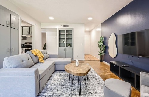 Bouldin Apartment | Cozy King Suite Getaway | Sleeps 4 | Pool, Prkg