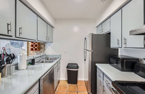 Bouldin Apartment | Cozy King Suite Getaway | Sleeps 4 | Pool, Prkg