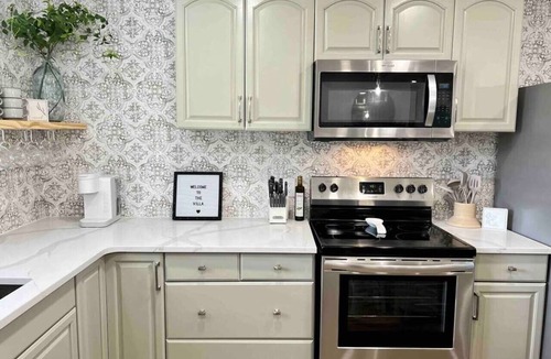 Granbury House | Cozy Lake Granbury Getaway | Hot Tub & Fire Pit