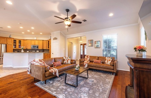 Quinlan House | Cozy Lakefront Serenity-Dock & Boatlift, Firepit & Fish.