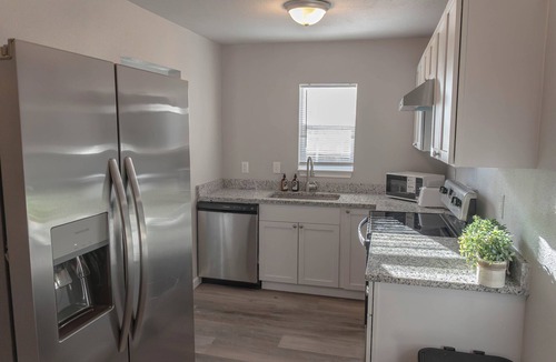 Fort Worth Hotel | Cozy mid-century bungalow just minutes from Downtown Fort Worth. Enjoy modern comforts, a warm inviting atmosphere, and thoughtfully designed spaces—perfect for relaxing after exploring the city, dining, and local attractions