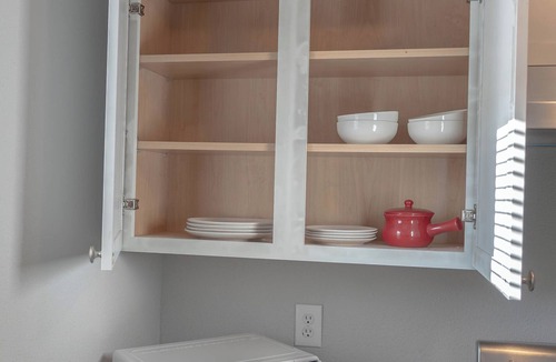 Fort Worth Hotel | Cozy mid-century bungalow just minutes from Downtown Fort Worth. Enjoy modern comforts, a warm inviting atmosphere, and thoughtfully designed spaces—perfect for relaxing after exploring the city, dining, and local attractions