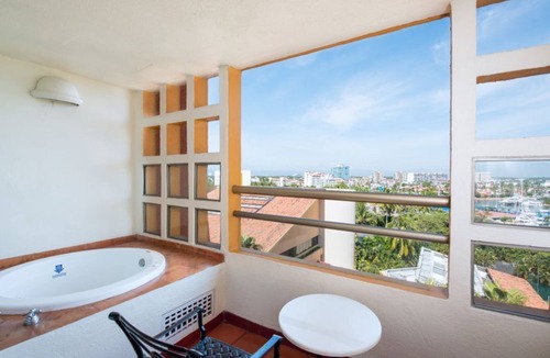 Marina Vallarta Hotel | Cozy Ocean Front Studio with Outdoor Pool