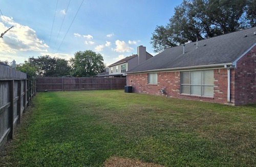 Pearland House | Cozy Pet-Friendly 3-Bed Home w/Fenced Backyard/Work Desk/& Gas Grill!