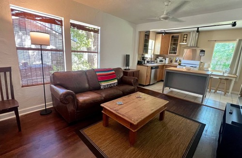 Chestnut House | Cozy & pet friendly! Perfect Location, Mueller/MLK station.