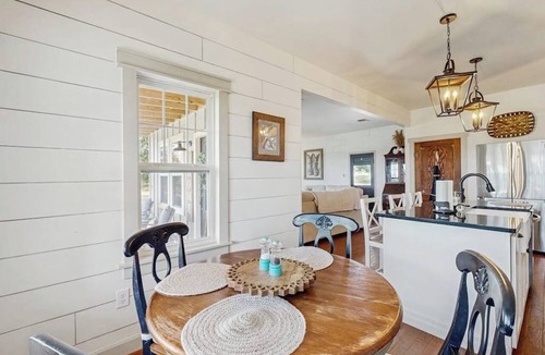 Fredericksburg House | Cozy ranch home w/full kitchen, living room, hot tub, pet-friendly & fireplace