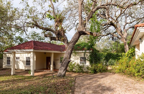 Peten House | Cozy Retreat in Nature, minutes from Flores Island