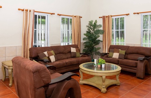 Peten House | Cozy Retreat in Nature, minutes from Flores Island