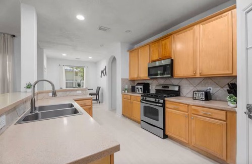 College Park House | Cozy Retreat: Spacious 5BR, BBQ & Fitness Escape