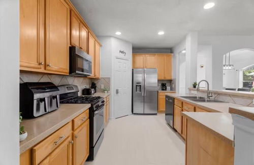 College Park House | Cozy Retreat: Spacious 5BR, BBQ & Fitness Escape