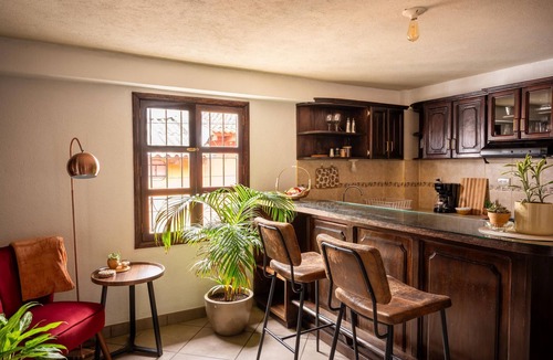 Antigua Guatemala Apartment | Cozy Rooftop Apartment with Volcano Views – Walk to Central Antigua