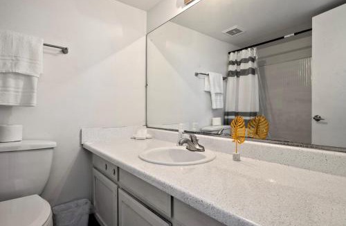 New Papago Parkway Apartment | Cozy Scottsdale Studio - King Bed, Pool, & Parking