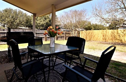 Austin House | Cozy Spacious Corporate Housing 4 BR|2.5 Bath|Loft|Office|Near Tesla
