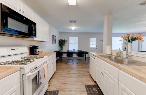 Austin House | Cozy Spacious Corporate Housing 4 BR|2.5 Bath|Loft|Office|Near Tesla