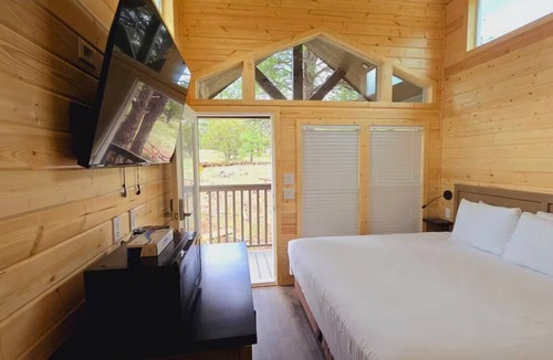 Page Cabin | Cozy Tiny Home King Room #22B