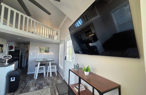Midlothian Cabin | Cozy Tiny house 1-bedroom, 2-loft cabin in with full bath and kitchen on a farm!