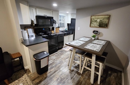Midlothian Cabin | Cozy Tiny house 1-bedroom, 2-loft cabin in with full bath and kitchen on a farm!