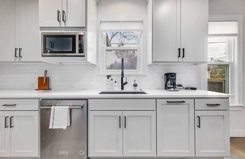 Clarksville House | Cozy Unit + Minutes to Downtown - Ivory II