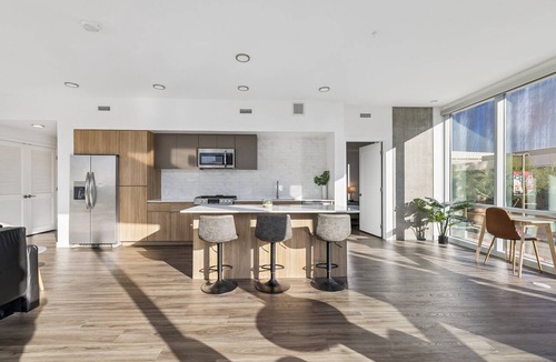 Downtown Phoenix Apartment | CozySuites Adeline 2BR - gym, pool, valet parking!