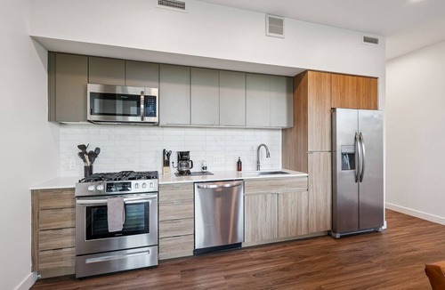 Downtown Phoenix Apartment | CozySuites Adeline SDO - valet parking, gym, pool!