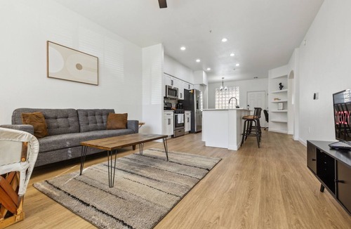 Glendale Sports and Entertainment District Apartment | CozySuites Glendale by the stadium w pool! 25