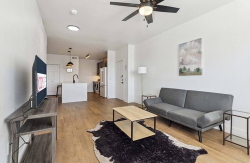Glendale Sports and Entertainment District Apartment | CozySuites Glendale - Westgate with pool! 05