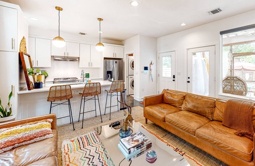 Blackshear-Prospect Hill House | Creative & Cozy | Walkable East Austin Locale | Screened Porch, Fenced Yard