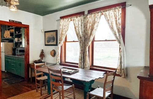 New Braunfels House | Creekside Cottage at Famous Riley`s Tavern