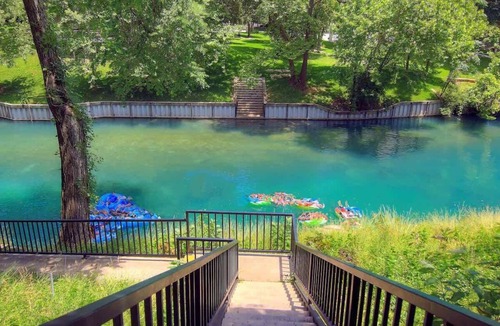 New Braunfels Condo | CW B214 Riverfront | Comal + Pool | Schlitterbahn