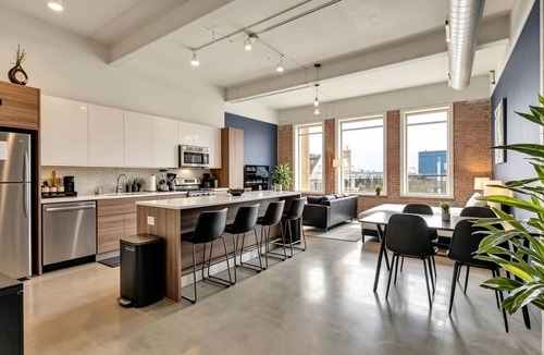 Downtown Dallas Apartment | Dallas Skyline Views- King Beds -Free Valet - Walk to Conv Ctr - 24hr Gym - Pool