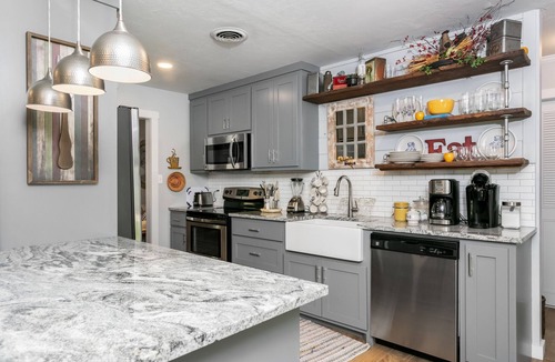 Fredericksburg Hotel | Das Crow Haus | 3/2 | Pet Friendly | Fire-pit + Grill + Hot Tub