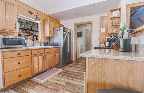 Fort Davis Cabin | Davis Mountains Hideaway-Cactus Flower Cabin