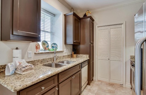 Galveston Apartment | Dawn 722-Poolside Paradise