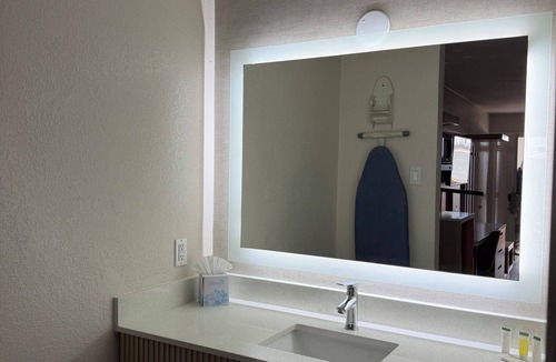 Granbury Hotel | Days Inn by Wyndham Granbury