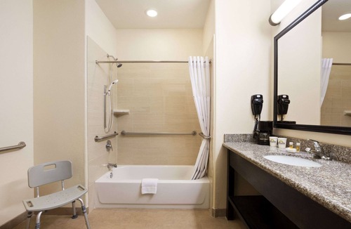 Galveston Hotel | Days Inn & Suites by Wyndham Galveston West/Seawall
