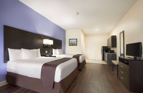 Galveston Hotel | Days Inn & Suites by Wyndham Galveston West/Seawall