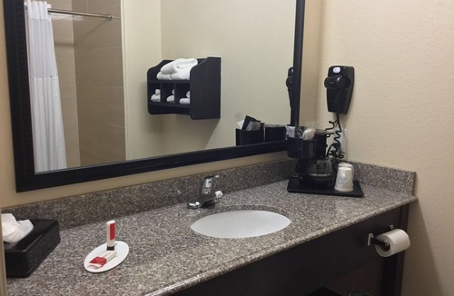 Galveston Hotel | Days Inn & Suites by Wyndham Galveston West/Seawall