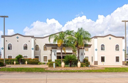 Webster Hotel | Days Inn & Suites by Wyndham Webster NASA-ClearLake-Houston