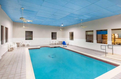 Webster Hotel | Days Inn & Suites by Wyndham Webster NASA-ClearLake-Houston